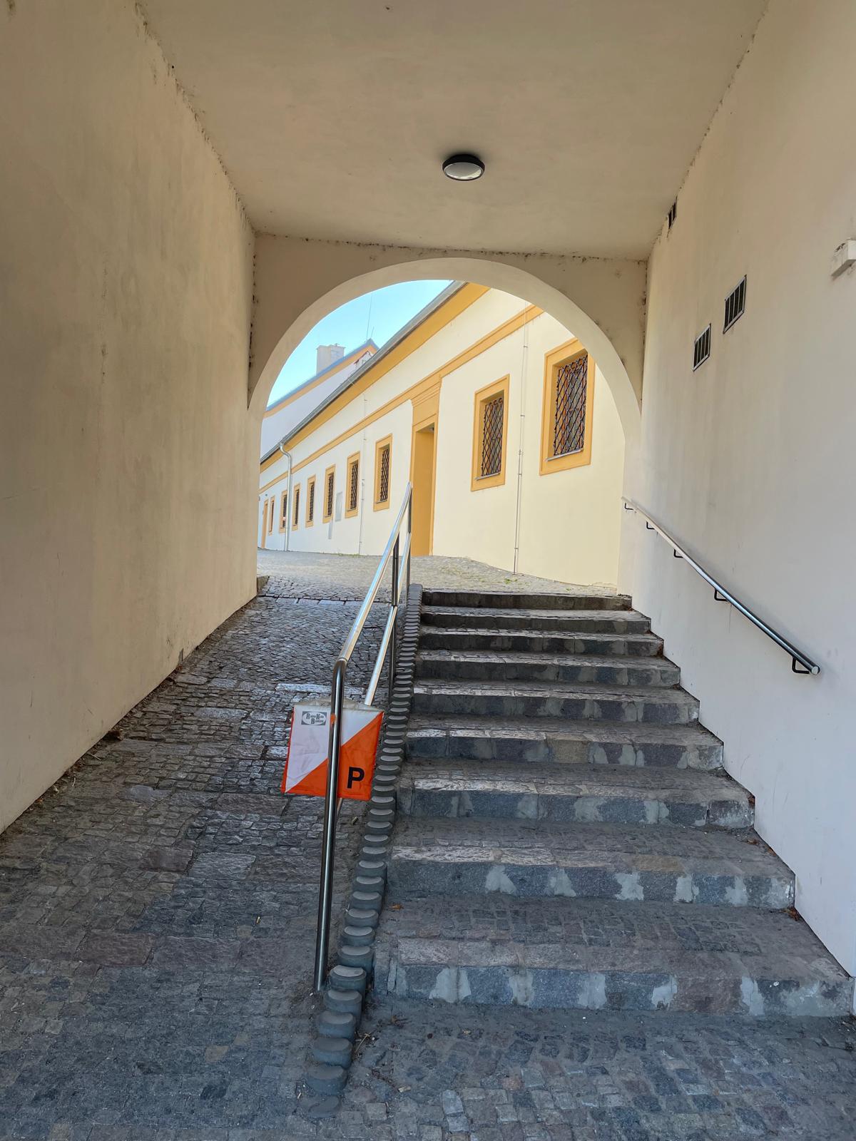 Kontrola orientačního běhu v zámeckém areálu